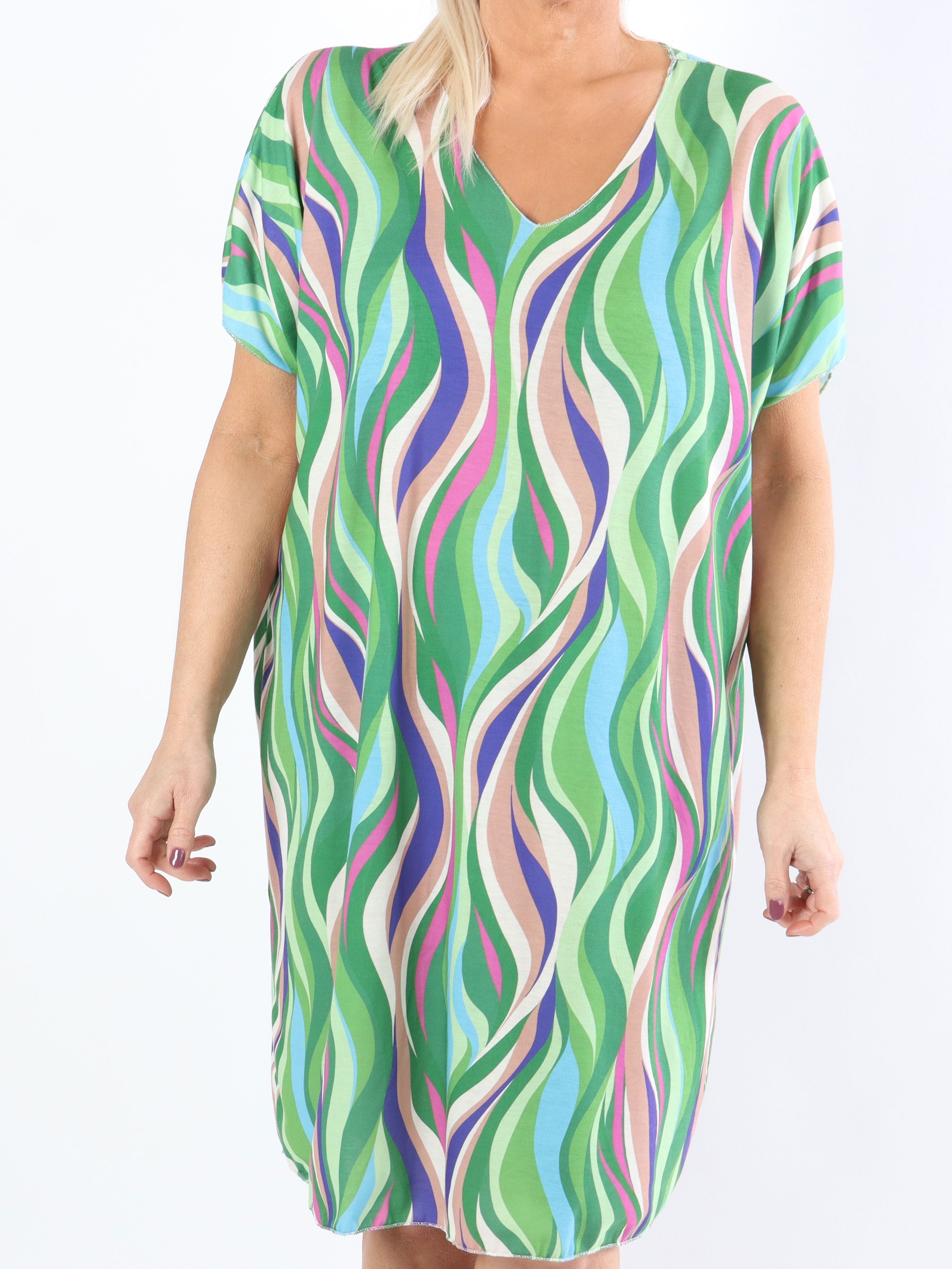 Kirsa Dress - Mjuk multicolor plus size klänning med v-ringning